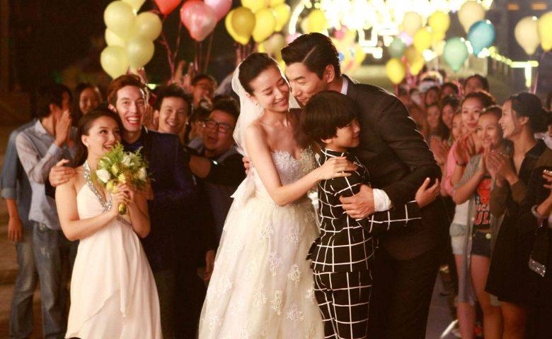 原创张亮寇静复婚带儿女一同回家太温馨男方一路紧跟难掩甜蜜