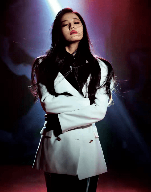 中性 刘亦菲被LV宠成女王!穿蓝色高腰皮裤看秀难得霸气一回,瘦了好多