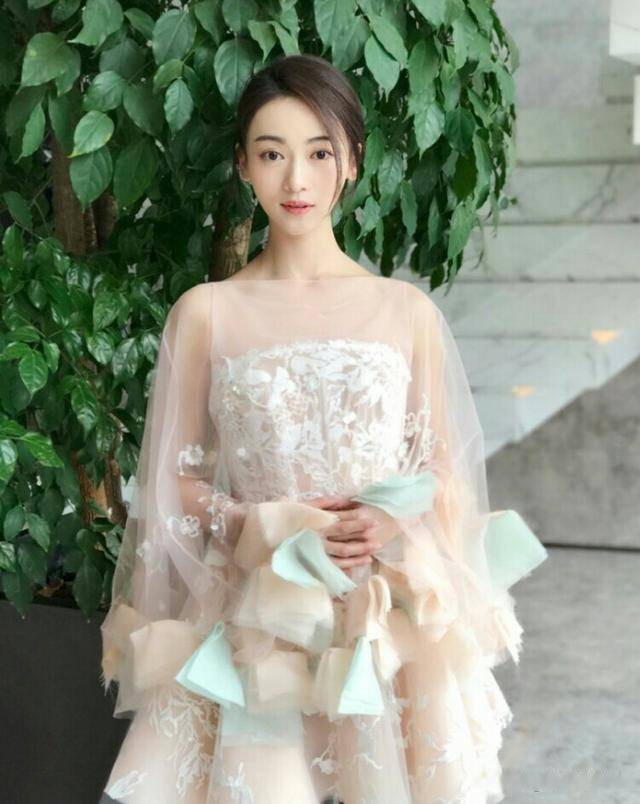 整体 吴谨言娇小身材穿西装撑不起，可好有品位，能把格子西装穿出排场