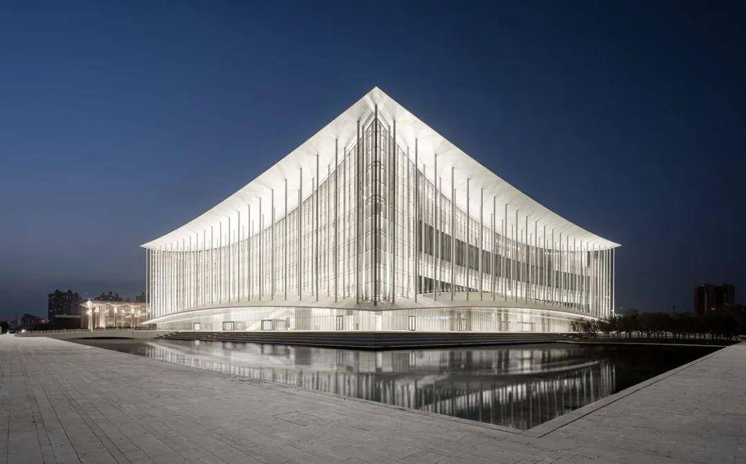 屋顶大型公共建筑设计：西安丝路国际展览中心案例