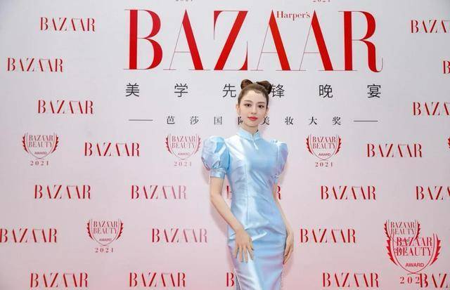 腰围 吉娜穿旗袍秀身材,搭配宝蓝色更显白皙,尽显“s”曲线