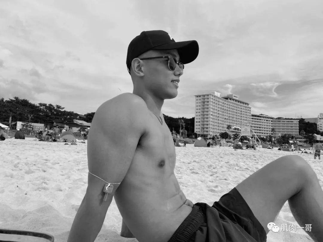 日本新晋男神宏翔爆红推特，颜值肌肉太可了_身材