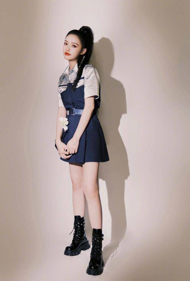 链条 林允不愧是星爷看中的人,穿衬衫裙秀腿不说,钻石链条马尾成亮点