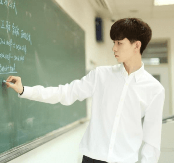 原创重庆一初中男老师走红阳光帅气颜值颇高网友复读来得及不