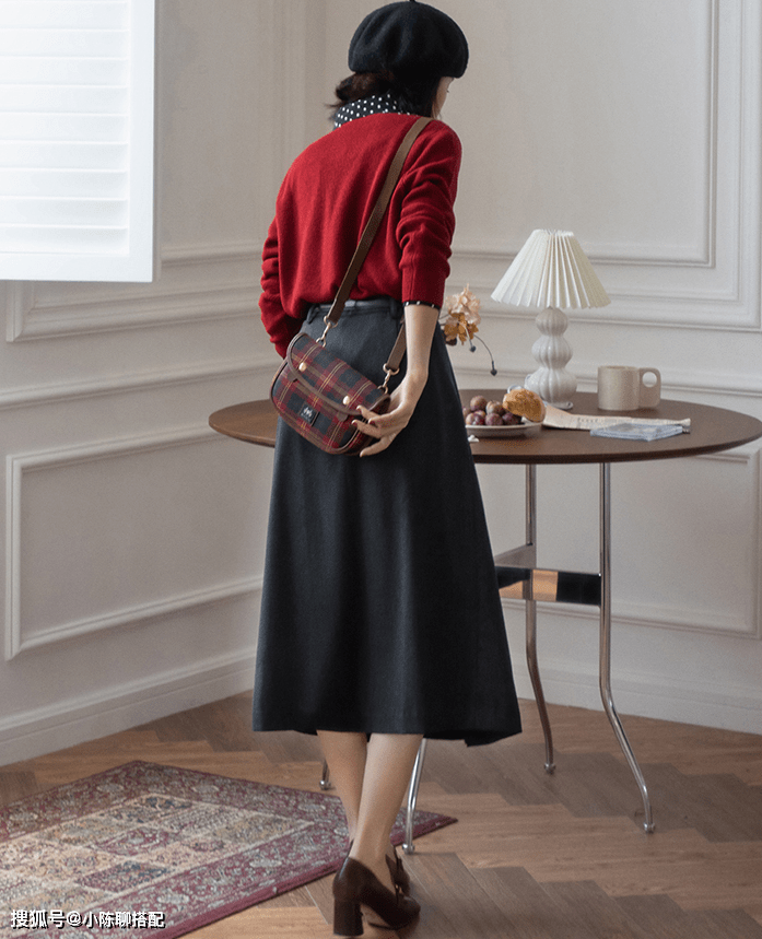 质感 50+女人爱穿的长裙,和毛衣搭配起来最温柔!记住这3点优雅显贵