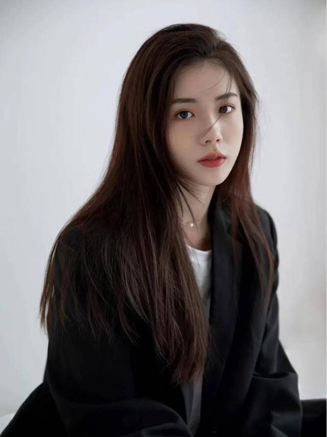 一身不会还有人还在穿“一身黑”吧？冬季最显白的小技巧来啦！