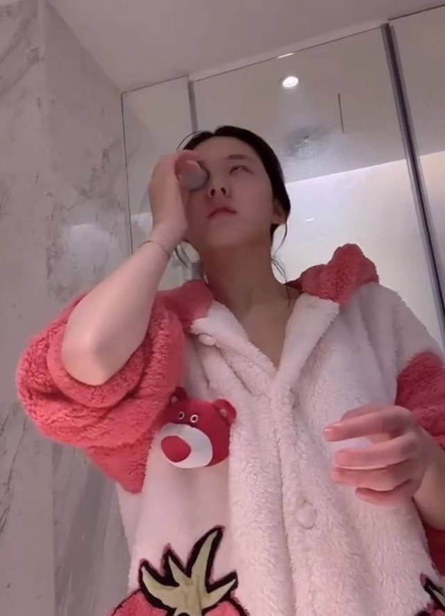 整张赵露思分享沉浸式卸妆，展示搓脸洗眼护肤全程，皮肤状态超好