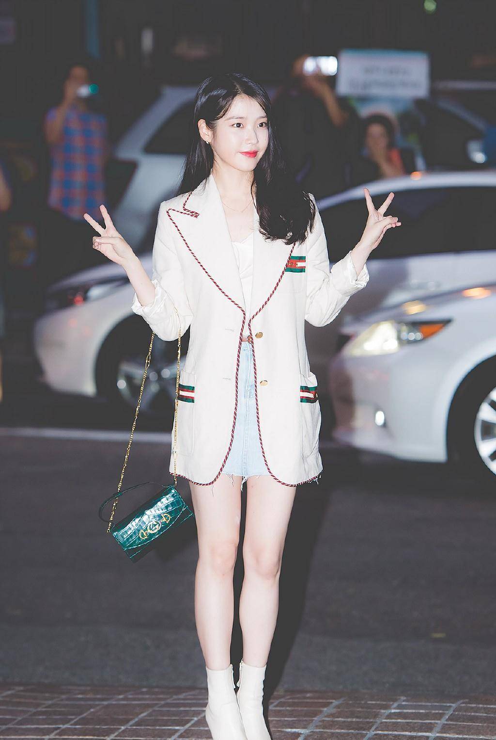 腰肢 她是韩国版的“刘诗诗”,穿镶边外套配短靴,玩下衣失踪知性大气