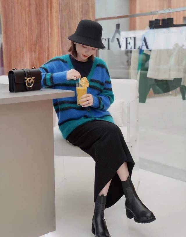 的优点 如何穿出精致小女生，毛衣+半身裙时髦又保暖？6款推荐可示例照搬