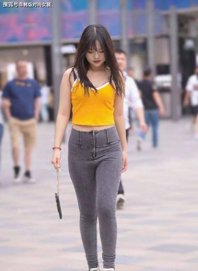 灰白色 简约百褶打底裤的搭配，层次感特别强，风格不同