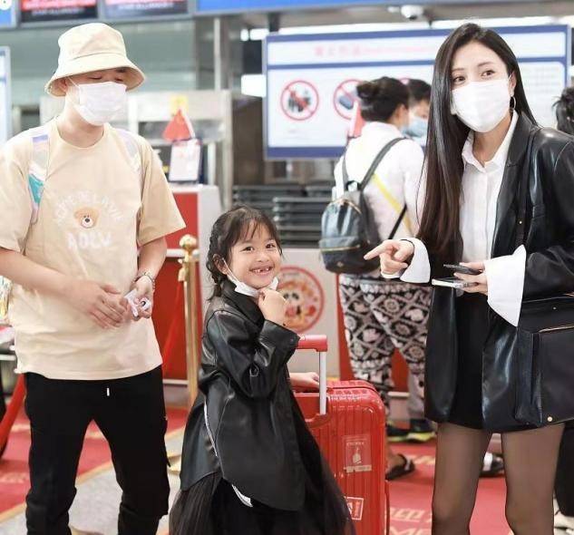 职业 包贝尔一家三口罕露面，娇妻职业装配黑丝太会了，女儿被嘴巴拖累！