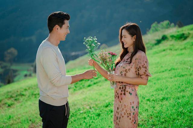 迫降|玄彬针织穿出暖男范，孙艺珍碎花裙少女感十足，这低头一吻太甜了