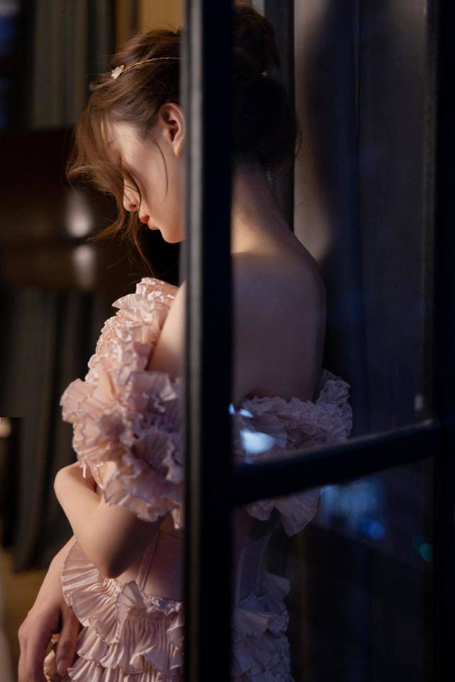 马甲 刘诗诗一出场就称霸全场！穿束腰裙大秀天鹅颈，不走红毯照样成no.1