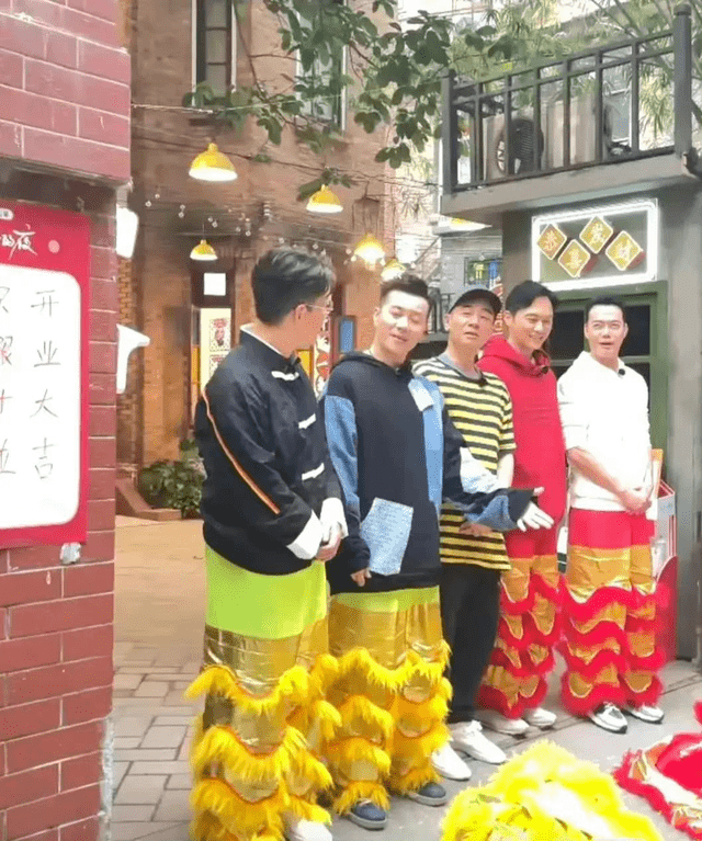 因为|自认有社交恐惧症的陈小春，当谢天华被挑剔时，瞬间变社交达人