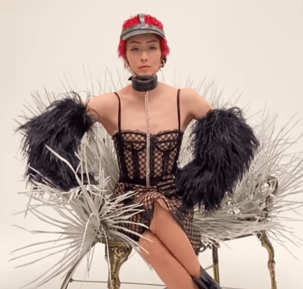 黑色 49岁郑秀文造型太大胆！穿蕾丝吊带身材干瘪，戴粗大金属链好雷人