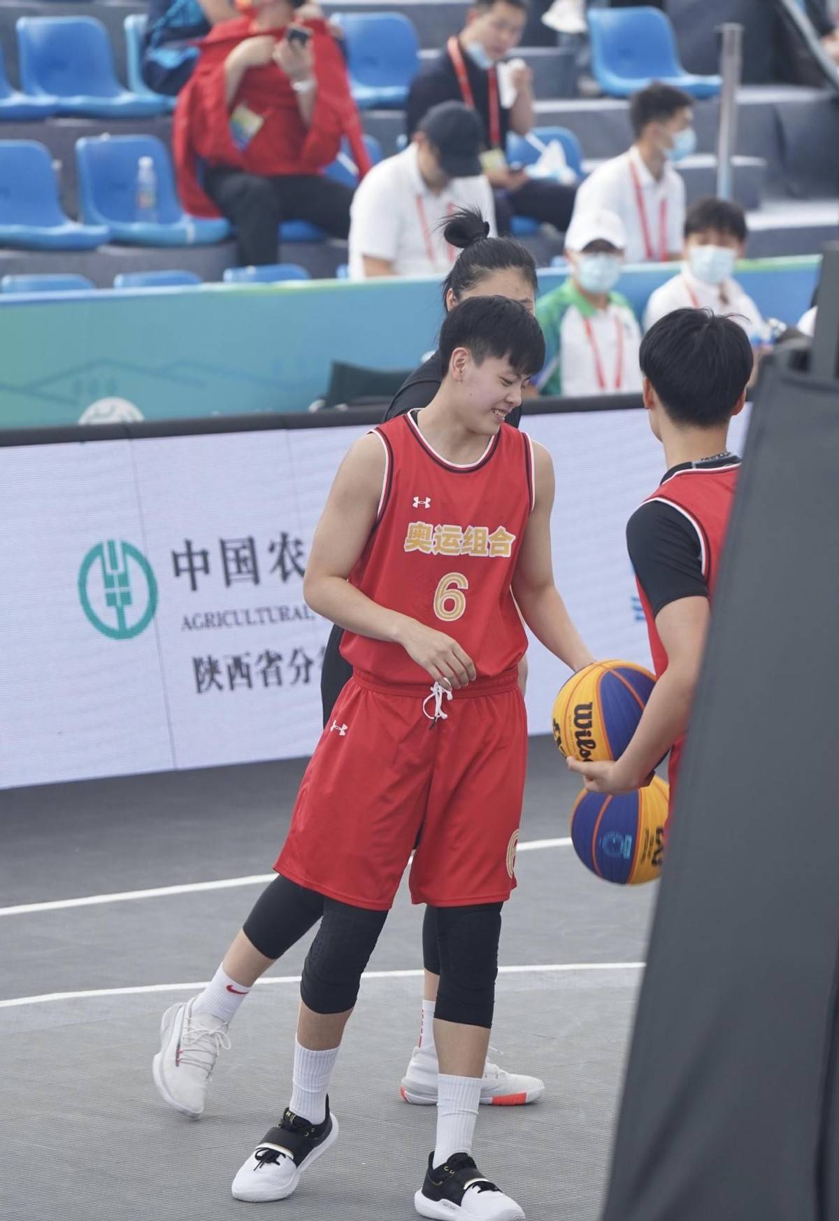 女篮运动员杨舒予颜值引热议，有1米8肌肉身，被赞“人间扳手”_姐姐