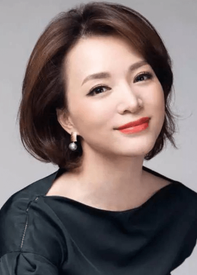 时间|董卿工作忙到忘记生日，蛋糕旁边都摆着台本，48岁气质越发优雅