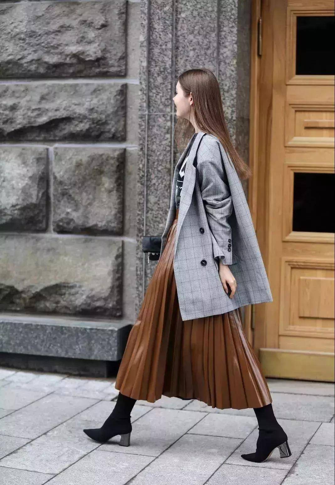 美得 入冬穿大衣＋裙子，美得无可救药！