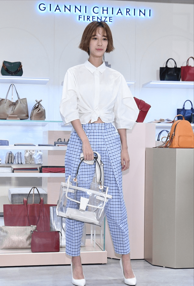 身材 黄子佼小19岁妻子孕后状态真不错，穿衬衫配短裤，踩高跟鞋无压力