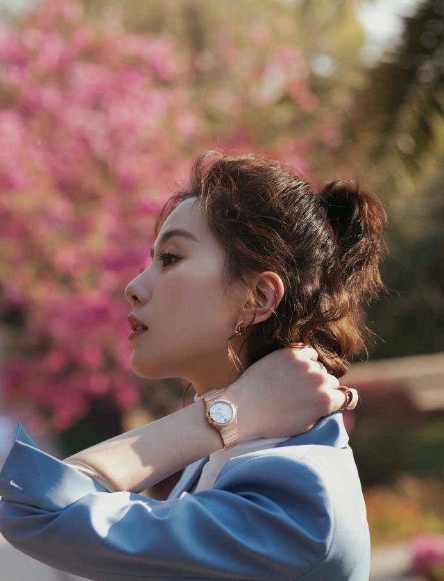 美得 刘诗诗身穿蓝色西装高级精致,气质温润优雅,真是美得惊艳了时光