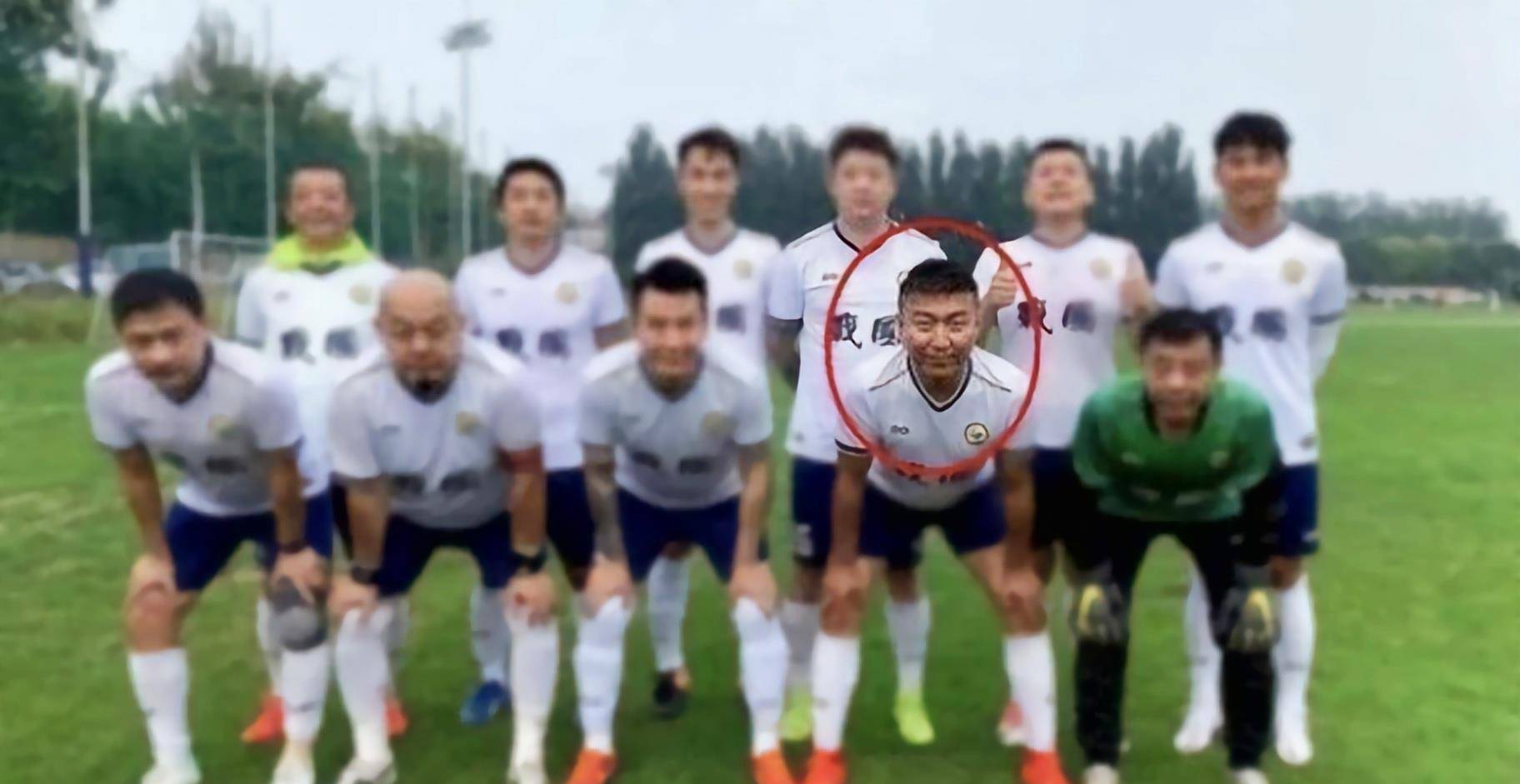 身材 44岁陈羽凡近照曝光，油腻发福变颓废大叔，却仍稳居C位受关注