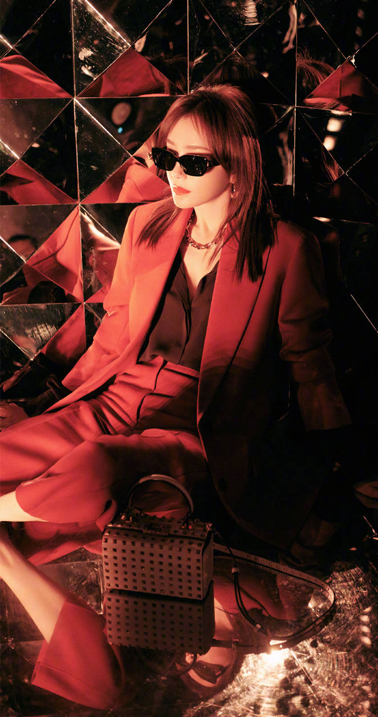 西装 秦岚真是一位“潮姐”，穿土味西装搭配衬衫，都秀出了性感身姿