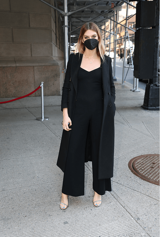 黑色 穿来穿去，还是极简风“黑色大衣”最时髦，百搭不踩雷还好看