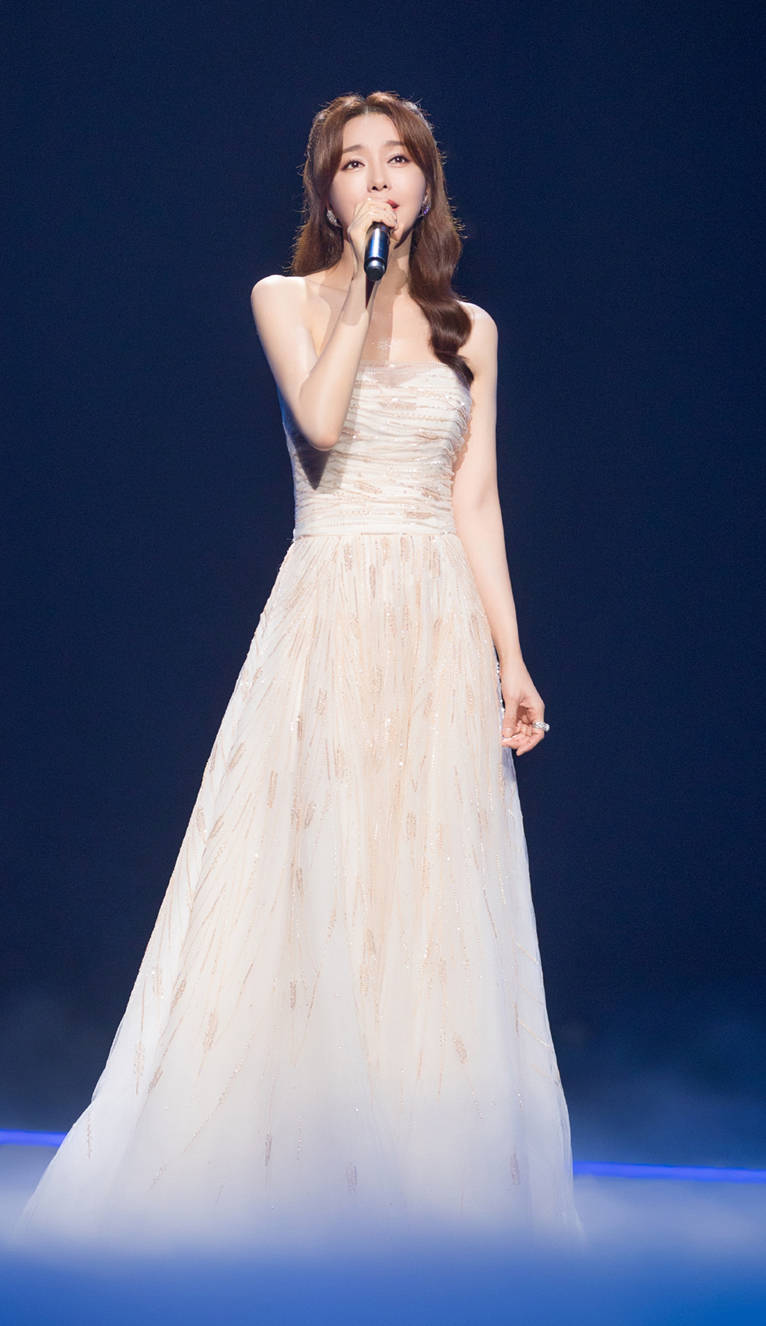 西装 秦岚真是一位“潮姐”，穿土味西装搭配衬衫，都秀出了性感身姿