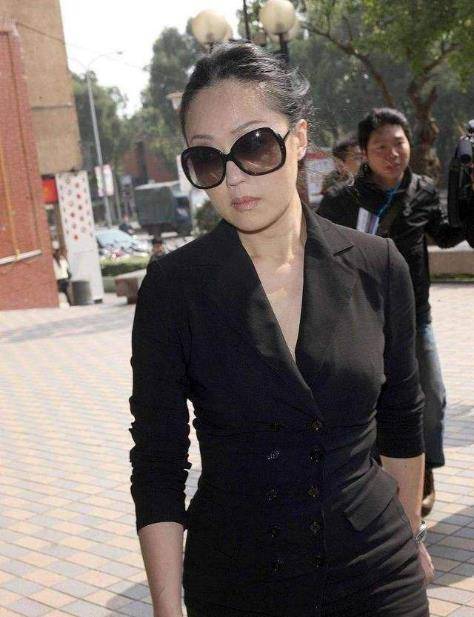 生活 章小蕙低调走红毯，穿黑色蕾丝配波浪卷发，57岁了依然风韵犹存