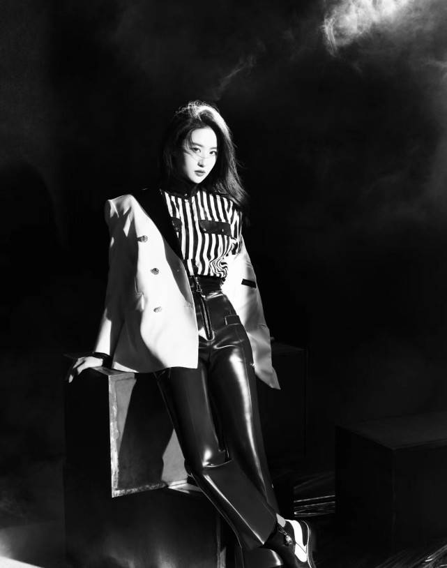 皮质 刘亦菲代言人气场全开！皮裤搭西装罕见不出错，绝美容颜不容小觑