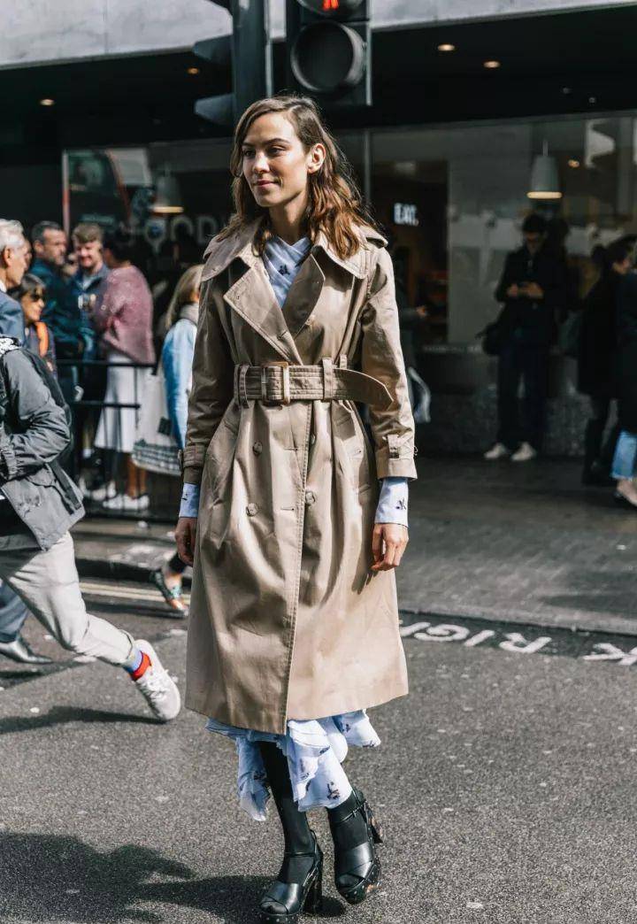 美得 入冬穿大衣＋裙子，美得无可救药！