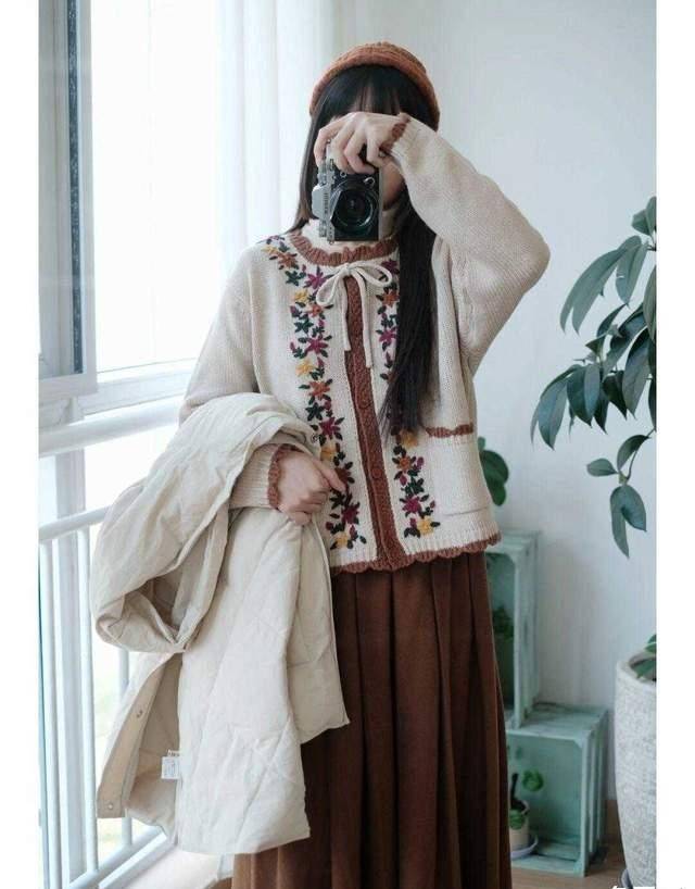 的优点 如何穿出精致小女生，毛衣+半身裙时髦又保暖？6款推荐可示例照搬