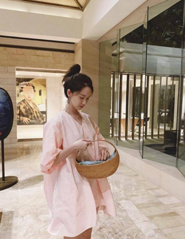 远景 林允儿度假私照大公开！素颜也依然出众，她是真的好适合丸子头