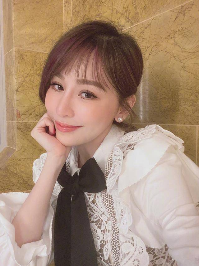 长发|王心凌母女郊游,白毛衣配丸子头显俏皮,王妈妈长发披肩有女神范