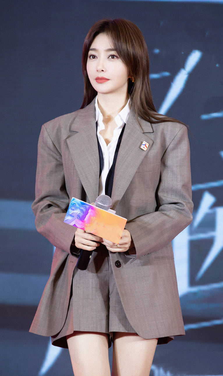 西装 秦岚真是一位“潮姐”，穿土味西装搭配衬衫，都秀出了性感身姿