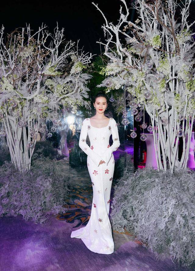 美得 刘诗诗身穿蓝色西装高级精致,气质温润优雅,真是美得惊艳了时光