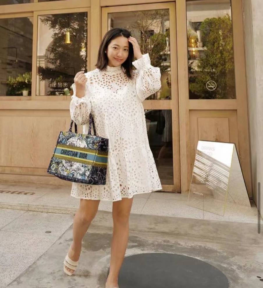 罗雯做手术需要全麻,她形容自己在昏迷之前,只感觉到丈夫握着她的手说