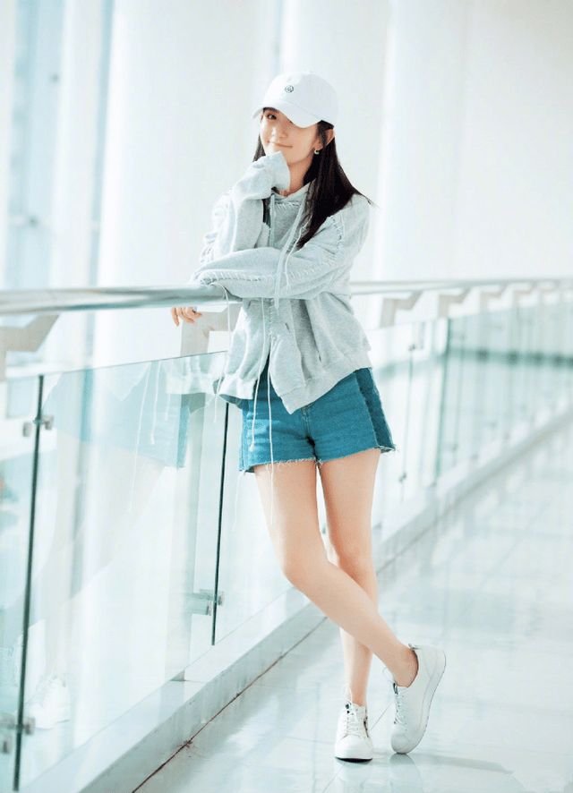感觉 谢娜真的太爱“少女风”，穿粉色印花连衣裙清新甜美，少女感爆棚