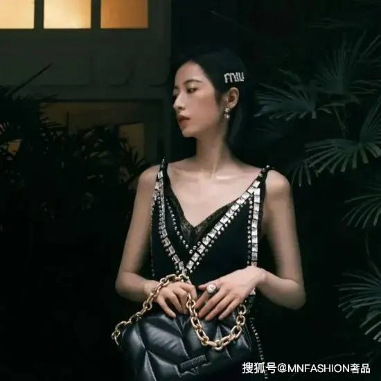 Maison 时尚 | 冬季最出彩的单品，非这只枕头包莫属