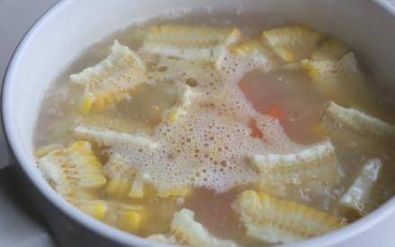 时节|春夏时节来碗汤，滋补玉米与排骨相互碰撞，别有一番风味