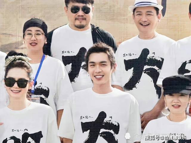 戚薇|费启鸣新剧《显微镜下的大明》杀青，晒与张若昀、戚薇等合影！