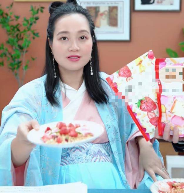 经验|39岁朱丹二胎得子，大方分享母乳喂养经验，丈夫一言不发引不满