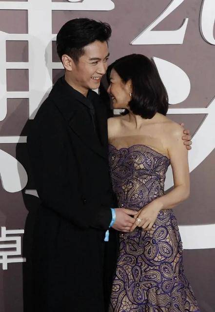 黑色 陈妍希陈晓同框！陈妍希一袭印花抹胸裙优雅性感，笑容灿烂惹人羡