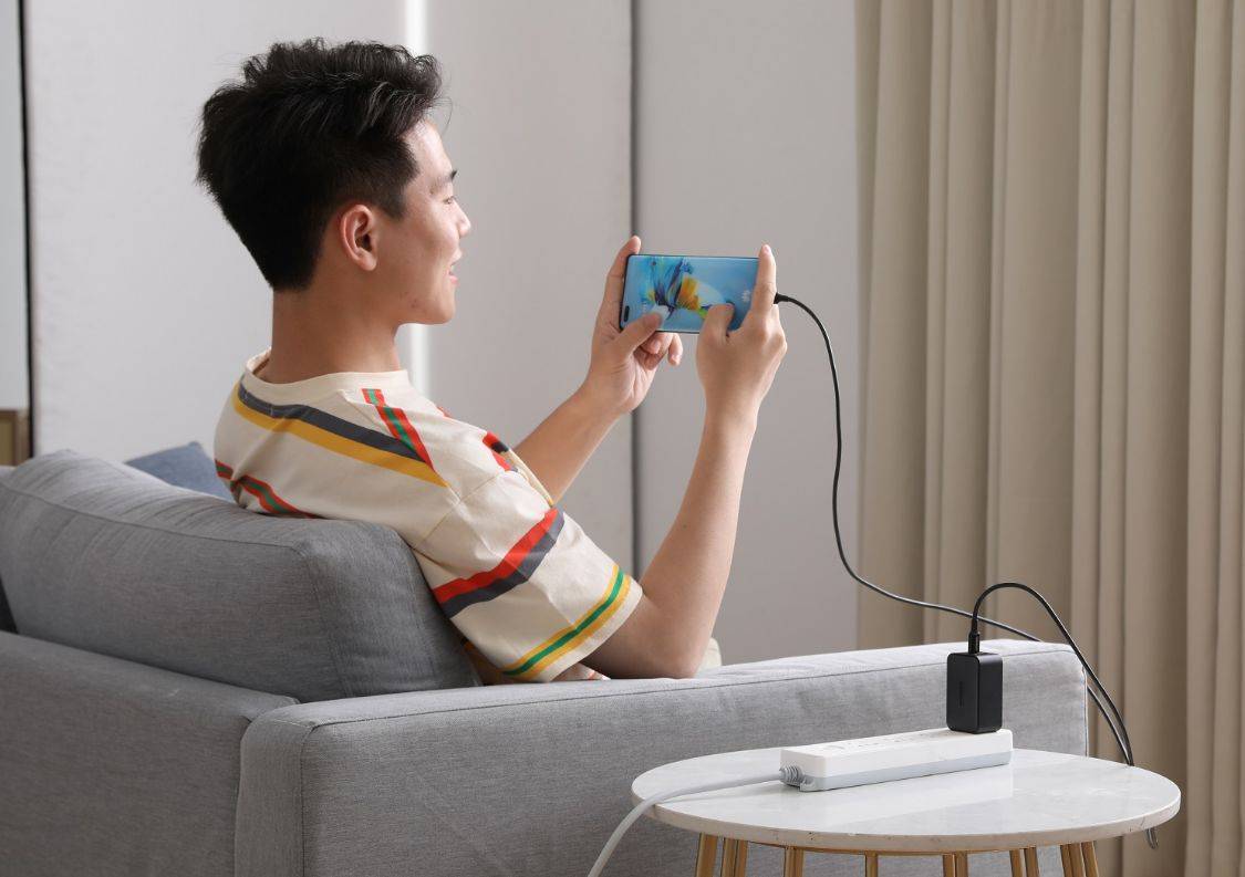 边充电边玩手机到底会不会触电？对手机有什么危害？没几人知道！