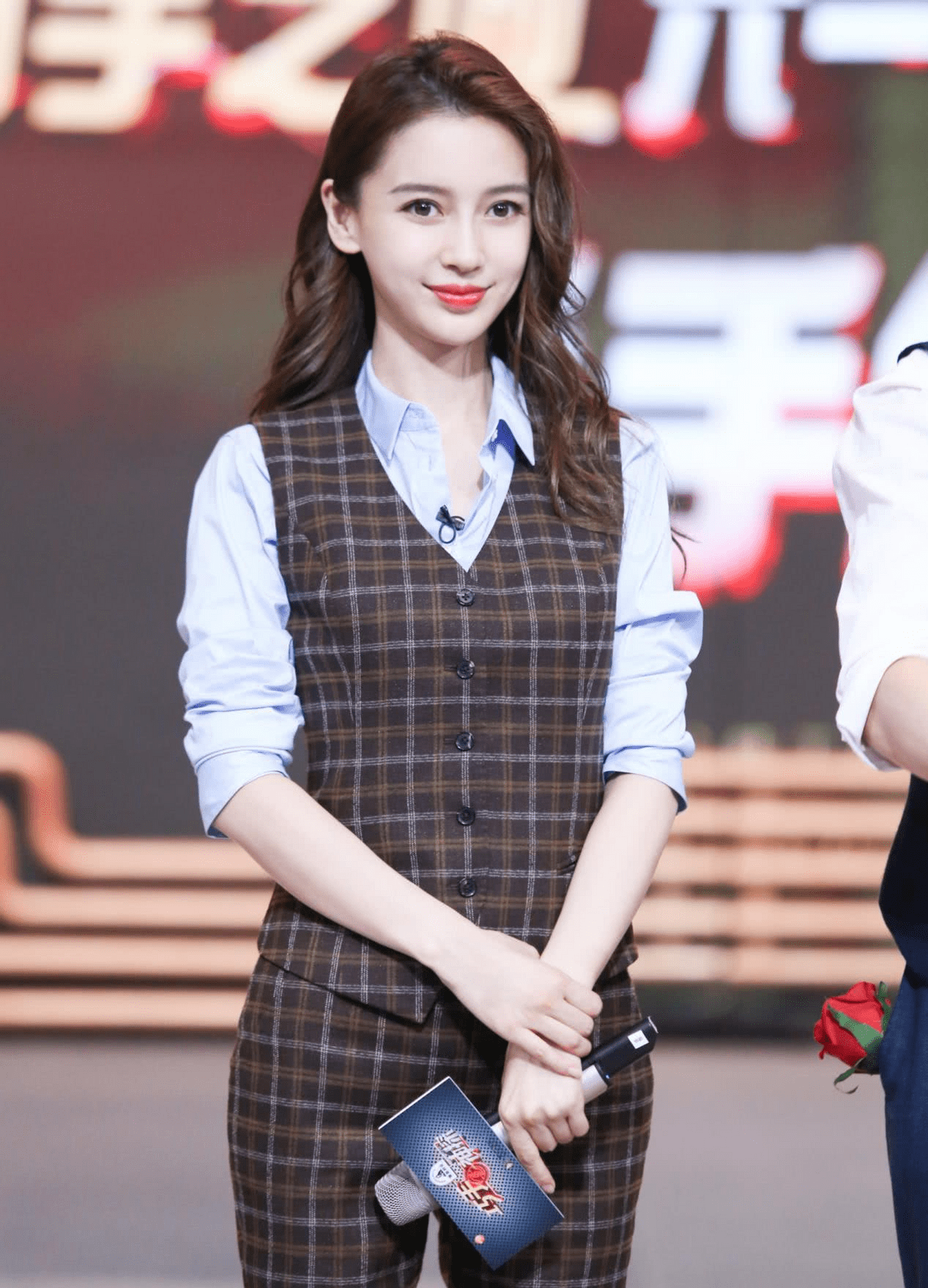 马甲 Baby真是瘦的过分了，脸上戴着眼镜，显得法令纹更明显了