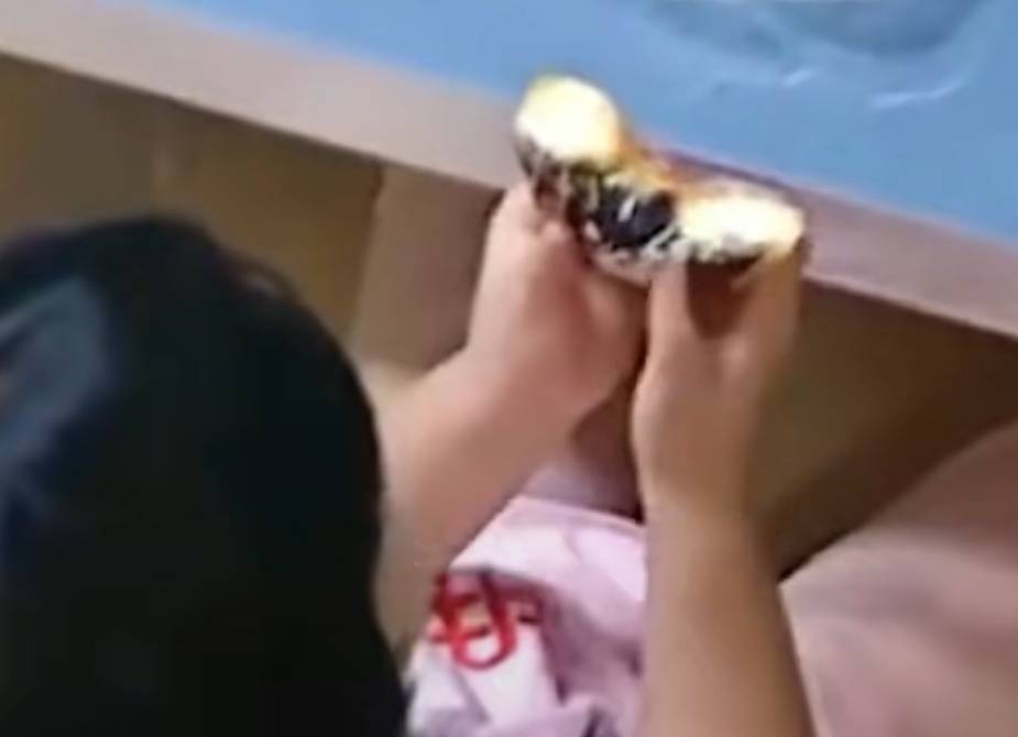 坏人|爸爸偷给2岁女儿吃零食，孩子营养不良，妈妈：还以为我是坏人吗
