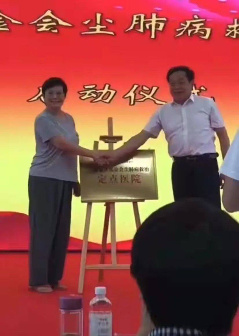 样子袁立素颜苍白胖的自然，没有刻意减肥瘦身，很真实一点不装！