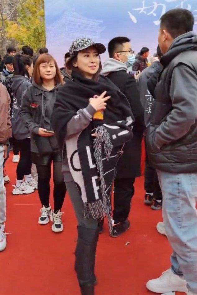 显得开了美颜滤镜，洪欣翁虹还没素人漂亮，真实容貌是老但更有气质！