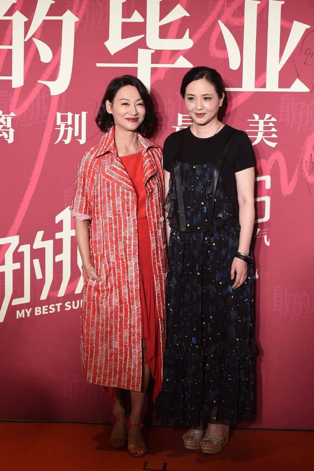 感觉55岁陶慧敏气质温婉，叠穿针织衫和毛衣，典型的老人打扮！