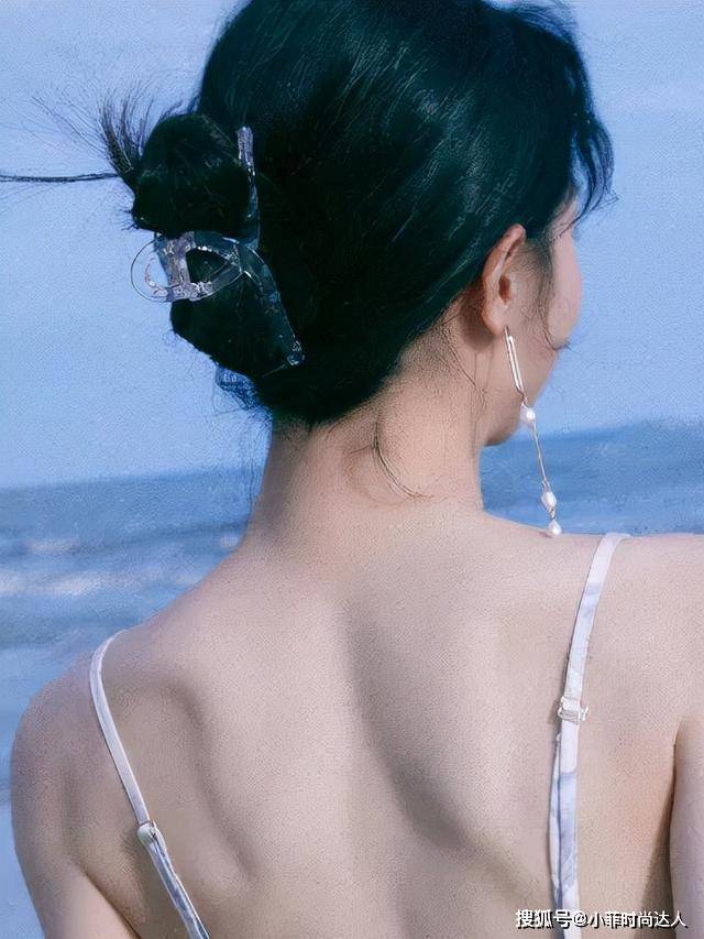 经验教程 今年不仅是流行复古穿搭，配饰上也在复古回潮，经典高级不挑人！